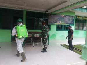 Cegah Penyebaran Covid-19, Babinsa Kampar Kiri Bersama Satgas Covid-19 Laksanakan Penyemprotan Disinfektan