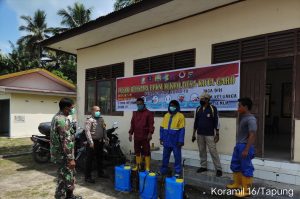 Babinsa Koramil 16/Tapung Bersama Satgas Posko PPKM Lakukan Penyemprotan Disinfektan