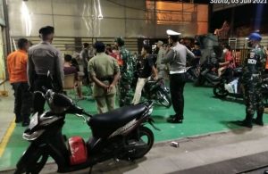 Personil Gabungan TNI-POLRI dan Pol PP Lakukan Himbauan Serta Sosialisasi di Malam Hari