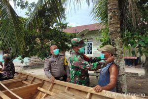 Komsos Babinsa Koramil 16/Tapung Bersama Bhabinkamtibmas Bagikan Masker