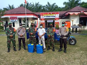 Tim Gabungan TNI-Polri Lakukan Penyemprotan Disinfektan di Kantor Cabang Bank BRI Kec. Pangkalan Bunut