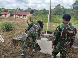 Anggota Satgas Pamtas Yonif 144/JY Bantu Pembenahan Sarana SMPN 03 Desa Seriang