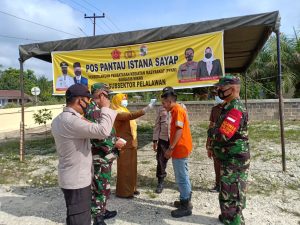Babinsa Koramil 03/Bunut,Serka Masrianto bersama Instansi Gabungan Gelar Razia di Pos Pantau PPKM