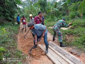 Babinsa Bergotong Royong dengan Warga Buka Jalan Setapak