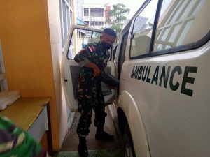Personel Satgas Yonif 144/JY Bantu Pendistribusian Oksigen ke Rumah Sakit di Perbatasan