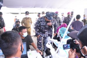 Sambil Asah Naluri Tempur, TNI AL Lakukan Vaksinasi Masyarakat Maritim Muara Gembong