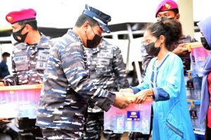 TNI AL Bagikan 1500 Paket Sembako untuk Warga Muara Gembong