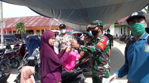 Aksi Babinsa Koramil 07/Kampar Bagikan Masker kepada Warga Guna Putus Penyebaran Covid-19