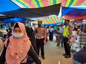 Beri Himbauan Protkes di Kawasan Plaza Bangkinang, Kasat Lantas Polres Kampar Bagikan Masker