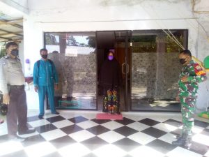 Tracing Contact Covid-19, Babinsa 05/Kampar Kiri dan Bhabinkamtibmas Dampingi Tim Tracer Puskesmas