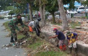 Babinsa Koramil 01/Bkn,Serka M. Amin Gotong-Royong Bersama Masyarakat