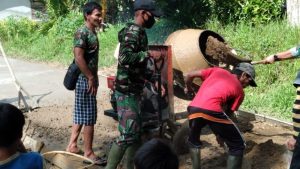Gelar Karya Bakti, Satgas Yonif 144/JY Perbaiki Jalan Desa Semareh