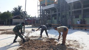 Babinsa Koramil 07/Kampar Kodim 0313/Kpr Bantu Masyarakat dalam Pembangunan Sekolah di Desa Simpang Petai