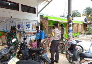 Babinsa Koramil 04/PKL Kuras Dampingi Tim Kesehatan