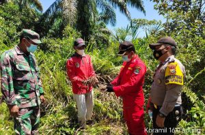 Cegah Karlahut Babinsa Koramil 16/Tapung dan Tim Laksanakan Patroli dengan Berjalan Kaki