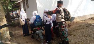 Babinsa Melaksanakan Sosialisasi Covid-19 Kepada Murid SD di Wilayah Binaan
