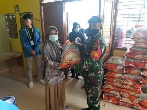 Babinsa Koramil 16/Tapung Salurkan Bantuan Beras Warga dari Dinsos