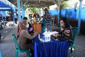 TNI AL Laksanakan Serbuan Vaksin Covid-19 Masyarakat Maritim Lampung