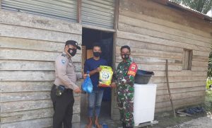 Peduli Warga Ditengah Pandemi Covid-19, Babinsa Bersama Bhabinkamtibmas Bagikan Sembako