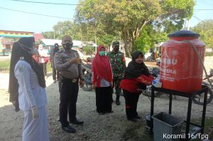 Babinsa Koramil 16/Tapung bersama Bhabinkamtibmas Sosialisasi Cuci Tangan Cegah Penyebaran Covid-19