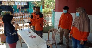 Penerima Bansos RW 01 Jatijajar Sisihkan Dana Bantuan untuk Warga Isoman