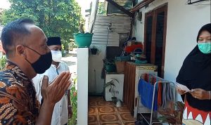 Didampingi Lurah dan Ketua RW 01, Pengurus kembalikan Dana Sodakoh