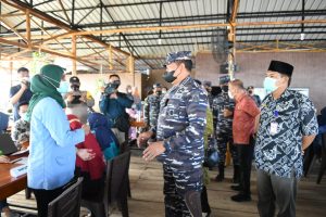 TNI AL Serbuan Vaksinasi Masyarakat Maritim Kampung Nelayan Tanjung Riau
