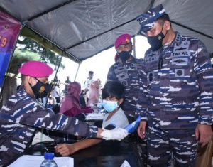 TNI AL Laksanakan Serbuan Vaksinasi Masyarakat Maritim Pulau Tidung Libatkan Denjaka
