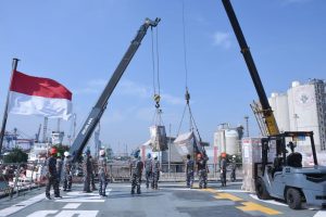 Kapal Perang TNI AL Angkut Bantuan Medis dari Singapura