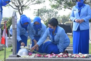 Jelang HUT Ke-75 Jalasenastri, Ketua Umum Jalasenastri Ziarah ke TMPN Kalibata