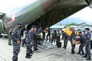 TNI AL dan Nakes Gabungan Disambut Suka Cita di Papua