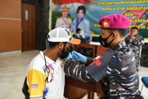 TNI AL dan Nakes Gabungan Vaksinasi Relawan PON XX Papua 2021