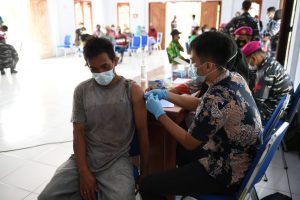 Satgas Vaksinasi Papua TNI AL dan IPDN Sasar Keerom Perbatasan Timur Ujung Negeri
