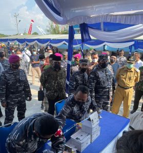 Menteri Agama Bersama Kasal Tinjau Serbuan Vaksinasi Masyarakat Maritim di TPI Rembang