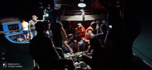 TNI AL Bantu Evakuasi KM Dampelan Indah yang Terbalik Dihantam Ombak