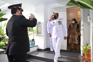 Surprise, Kasal Terima Kue Tart Ulang Tahun Ke-76 TNI dari Wakapolri