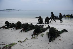 Marinir TNI AL Hancurkan Instalasi Radar Musuh di Pantai Tanjung Kelayang Babel