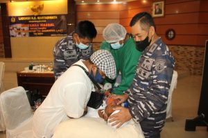 Sunatan Massal Warnai Peringatan Hari Kesehatan TNI AL