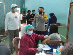 Polrestro Depok Gelar Vaksinasi di GOR Rama, Warga Sambut Antusias