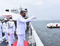 Peringati Hari Pahlawan, Wakasal Tabur Bunga di Atas KRI Semarang-594