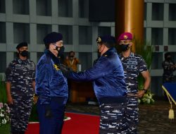 Kasal Sematkan Brevet Kehormatan Hidro-Oseanografi TNI AL Kepada Menkomarves RI