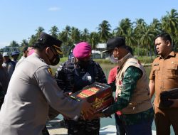 TNI AL Berikan Bantuan Kemanusiaan Imigran Rohingya