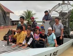 Swamboat TNI AL Hibur Anak-Anak Korban Banjir di Aceh