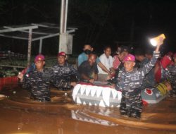 TNI AL Evakuasi Warga Jayapura yang Terjebak Banjir
