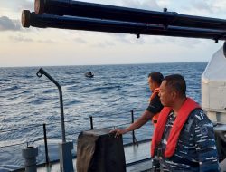 Kapal Perang TNI AL Selamatkan Nelayan Hanyut