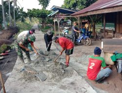 Babinsa Koramil 15/Kuala Kampar Karya Bakti Goro Semenisasi Jalan Desa
