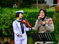 Kowal dan Polwan Kompak Ngamen Bareng di Bundaran HI
