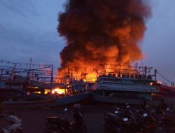 Belasan Kapal Terbakar, TNI AL Lanal Tegal Bantu Pemadaman
