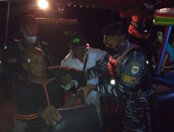 TNI AL Evakuasi Penumpang Kapal Ikan Alami Mati Mesin di Tengah Laut