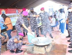 Marinir TNI AL Ajari Warga Merauke Buat Minyak dari Buah Kelapa